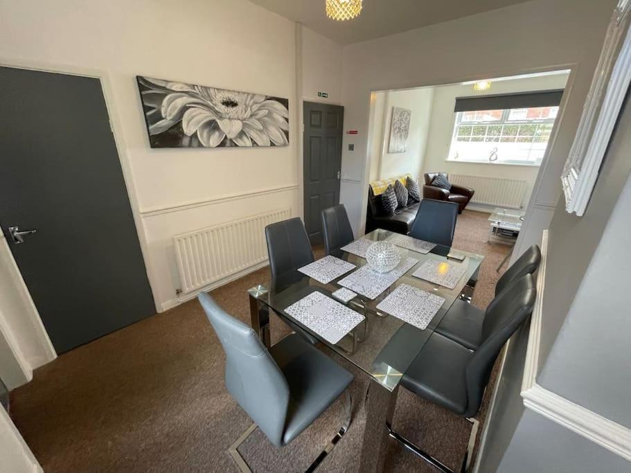 Lovely Seaside House In - Sleeps 6 *