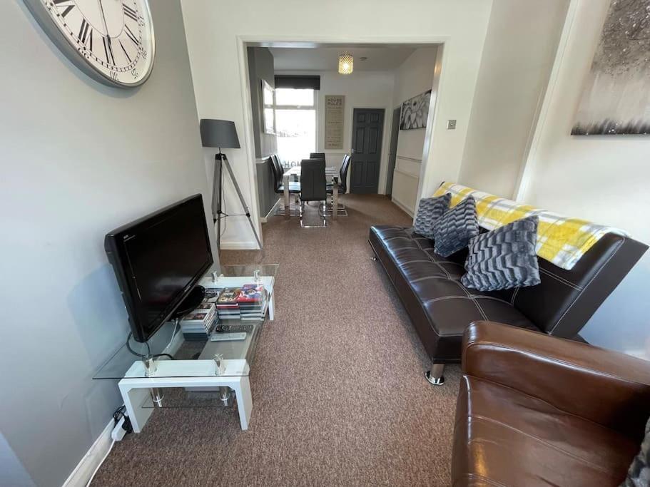Lovely Seaside House In - Sleeps 6 *